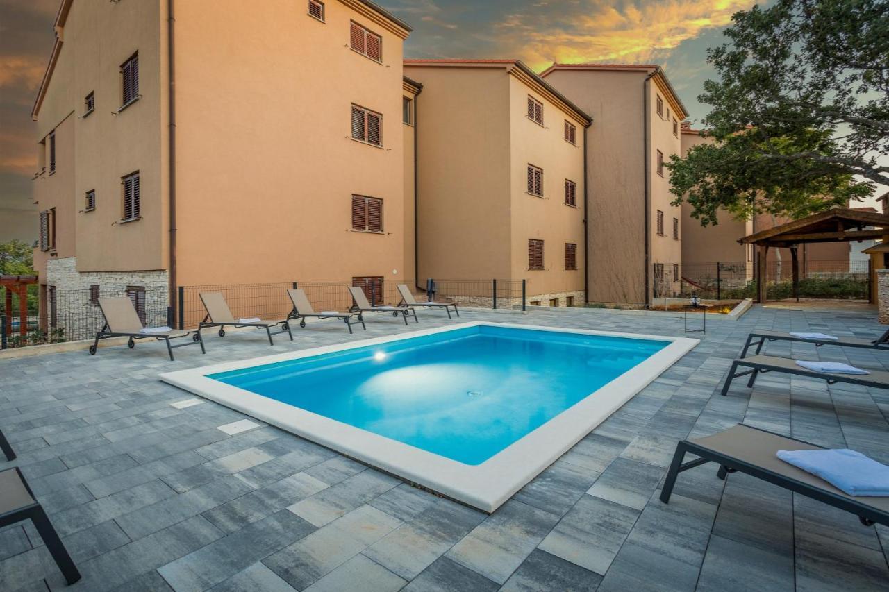 Apartments Cesare With Shared Pool Ližnjan المظهر الخارجي الصورة